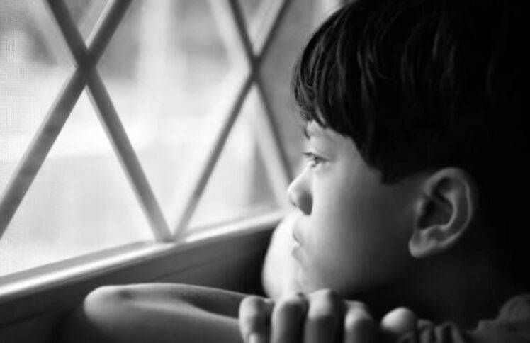 别再制造“有父母的孤儿”