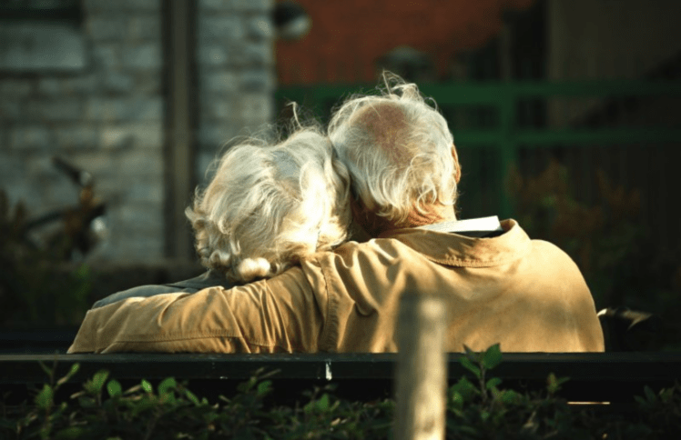 陪伴患病妻子30年:苦难让我有怜悯的心肠