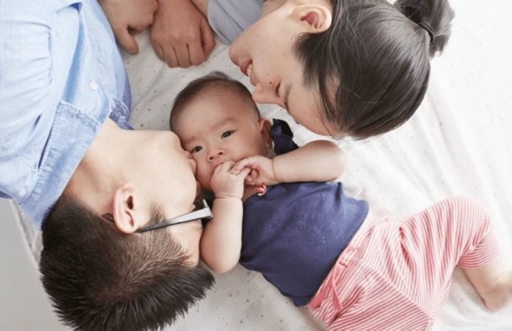 走出同性恋的挣扎，如今我有了自己的孩子