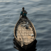 离岸的男人又离船