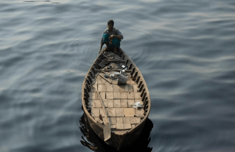 离岸的男人又离船