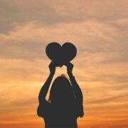 从八楼跳下后，我在轮椅上重启人生